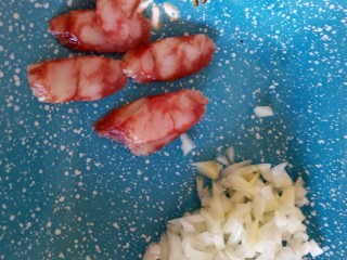 大虾芝士番茄酱意面,洋葱切碎，腊肠切片用平底锅煎一下