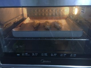 芝士焗大虾,将烤盘放入烤箱中层，上下管加热180度，烤10～15分钟。