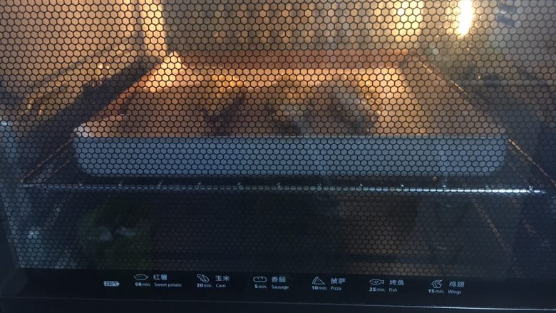 芝士焗大虾,将烤盘放入烤箱中层，上下管加热180度，烤10～15分钟。