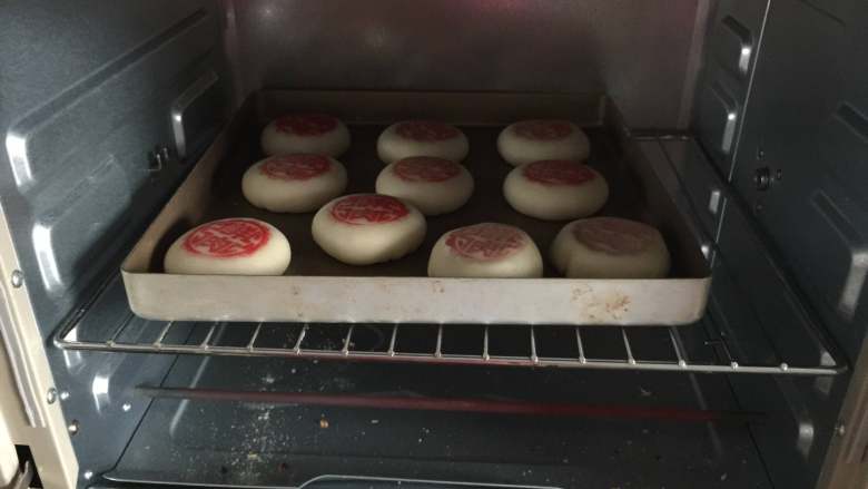 蟹粉鲜肉月饼,放入预热好的烤箱200度烤25分钟
