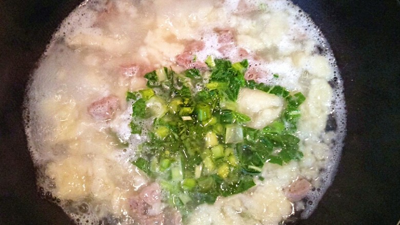 暖心牛肉面疙瘩汤,煮到面疙瘩熟时放入青菜，加入适量的油和盐煮一会。