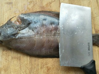红烧鱼,背部打斜刀。