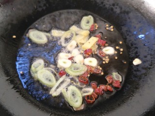 红烧鱼,放入葱，姜，蒜，辣椒，和大料翻炒。