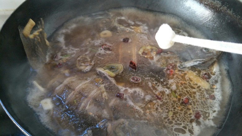 红烧鱼,加适量的盐盖上锅盖，开大火。