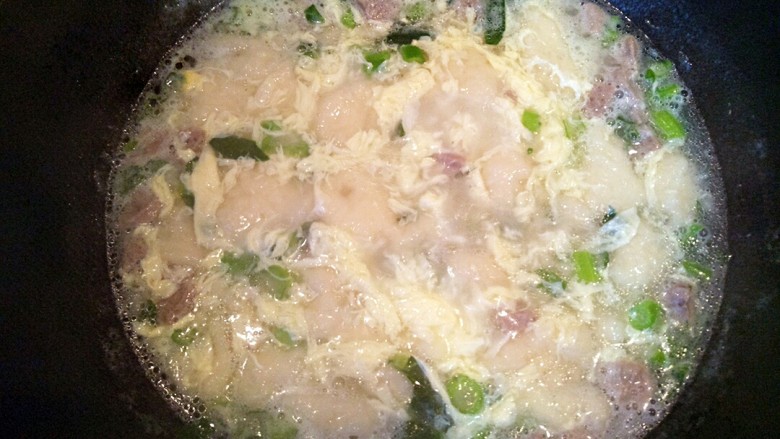 暖心牛肉面疙瘩汤,将鸡蛋放入疙瘩汤中用筷子搅拌开成为蛋花，煮沸后关火。