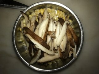 荷香糯米鸡,
香菇切条状