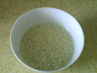 绿豆薏米粥,大米过水洗净