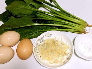 宝宝辅食之银鱼菠菜玉子烧,食材准备：鸡蛋3个，菠菜2棵，银鱼10克，淀粉3克。