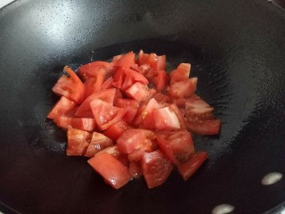 番茄牛肉汤,起油锅，加入切好的番茄翻炒。