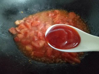 番茄牛肉汤,炒至番茄变软时加入一勺番茄酱翻炒均匀。