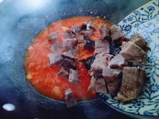 番茄牛肉汤,加入熟牛肉块。