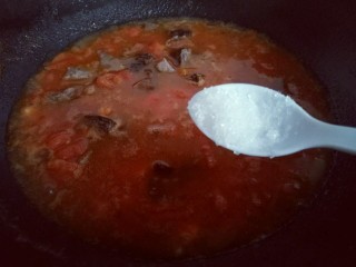 番茄牛肉汤,5分钟后加入糖。