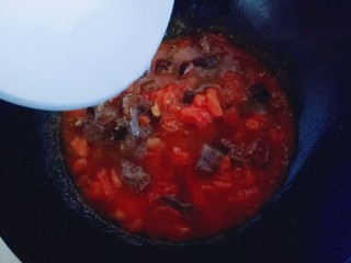 番茄牛肉汤,加入适量的清水，大火烧开，转小火5分钟。