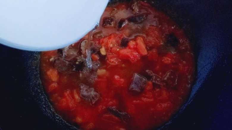 番茄牛肉汤,加入适量的清水，大火烧开，转小火5分钟。