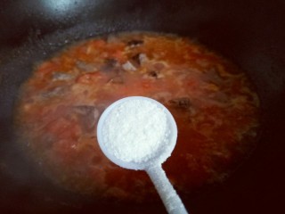 番茄牛肉汤,再加入盐，继续煮5分钟即可。（也可以根据个人口味放调味料。）