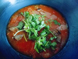 番茄牛肉汤,关火后把切好的香菜加入。