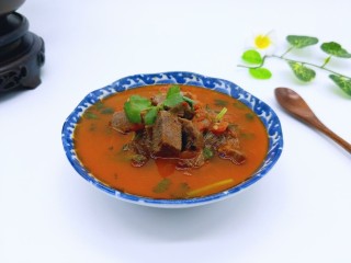 番茄牛肉汤,盛入汤碗中，用香菜做点缀。