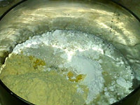 玉米红枣馒头——冷藏发酵,将除红枣外的所有原料倒入大盆