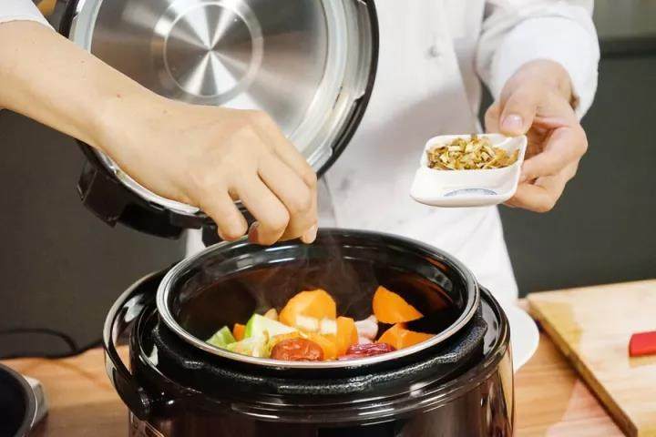 青红萝卜猪展汤,开盖调味，把汤表面的油脂去除，盛碗后即可享用。