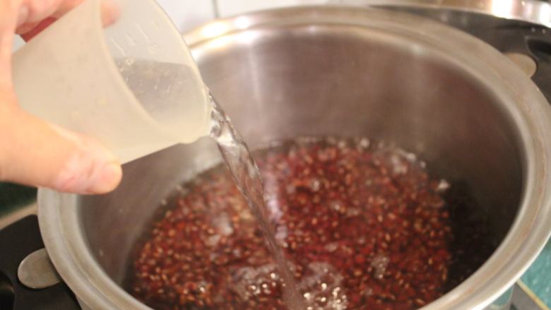 红豆饭,大火煮滚后，倒入一杯水，这叫做「京水」，可以消除豆子的皱纹，让豆子煮的漂亮。