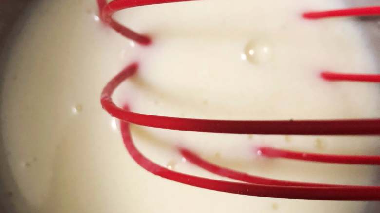 红丝绒杯子蛋糕 ukoeo风炉制作,<a style='color:red;display:inline-block;' href='/shicai/ 219'>牛奶</a>和油用手持打蛋器搅拌均匀。我搅拌了有三分钟。