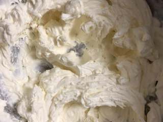 红丝绒杯子蛋糕 ukoeo风炉制作,趁这个时间，开始做奶油霜。
160克的淡奶油里加入15克的糖粉打到出现纹路。再加入奶油奶酪打到硬就好啦。
装在一次性裱花袋里备用