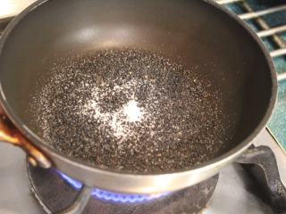 红豆饭,黑芝麻用平底锅小火干炒一下，引出香味，再加入少许盐混合就是黑芝麻盐。