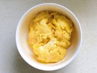 圆菜捞粉丝,沥出油把鸡蛋放在碗里备用