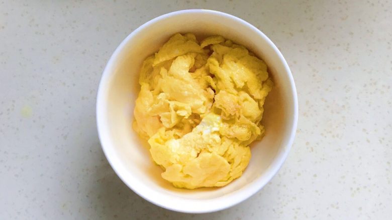 圆菜捞粉丝,沥出油把鸡蛋放在碗里备用