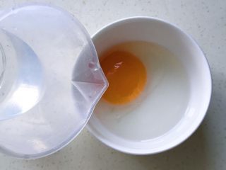 圆菜捞粉丝,鸡蛋打到碗里，加一点清水