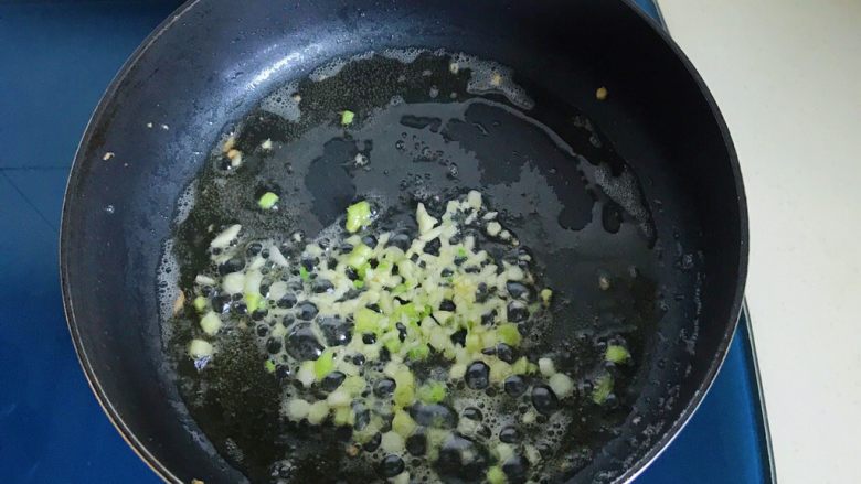 圆菜捞粉丝,不用再加油了，把葱白和蒜末放进锅里煸炒