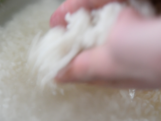 私房秘籍，如何熬出一锅美味的皮蛋瘦肉粥,大米用清水洗净