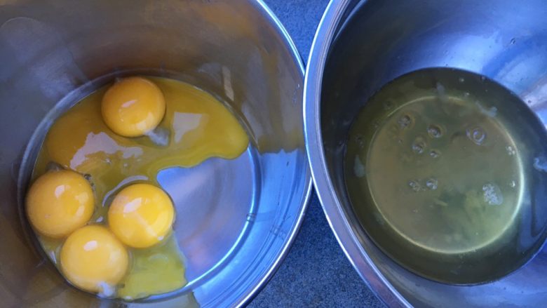 奶酪戚风蛋糕,蛋白蛋黄分离在两个干净的盆里