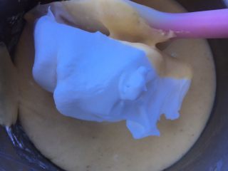 奶酪戚风蛋糕,挖一勺蛋白到蛋黄糊里，翻拌均匀