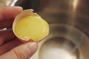 做法超详细，零失败戚风蛋糕,将蛋黄与蛋清分离，分别放入两个打蛋盆中。打蛋盆保持无水无油，分离过程中一定要保持蛋黄的完整性，蛋清中不可有蛋黄。
用过蛋清分离器，后来发现最方便不容易出错的是用手直接分离~