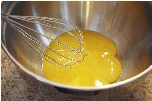 做法超详细，零失败戚风蛋糕,用手动打蛋器将完整的蛋黄戳破，然后加入30g幼砂糖，搅拌至蛋黄颜色变浅。