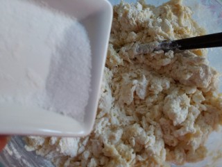 手工果仁大列巴,用筷子搅拌至没有干面粉时放入盐然后用手揉搓，特点就是灰常灰常的硬。