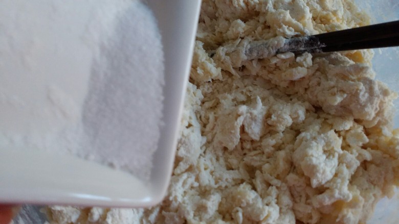 手工果仁大列巴,用筷子搅拌至没有干面粉时放入盐然后用手揉搓，特点就是灰常灰常的硬。