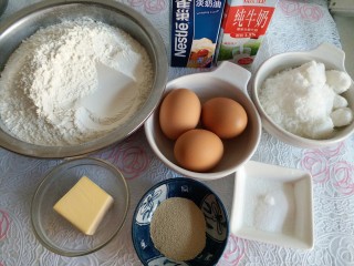 手工果仁大列巴,大列巴面包材料：高筋面粉、淡奶油、绵白糖、牛奶、淡奶油、酵母粉、盐