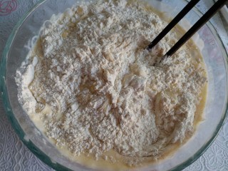 手工果仁大列巴,将面粉材料中黄油以外的全部食材倒入大碗中搅拌均匀