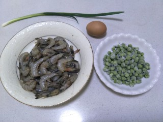 清炒虾仁,准备食材:虾400克，鸡蛋一个，葱和青豆（或黄瓜丁也可）。