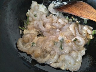 清炒虾仁,紧接着加入腌制好的虾仁，迅速翻炒。