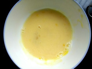 五彩馒头丁,小碗里打入一个鸡蛋，放入适量盐，适量清水，适量花椒粉调匀