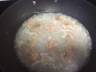 好喝的萝卜虾丸汤,下锅里煮熟
