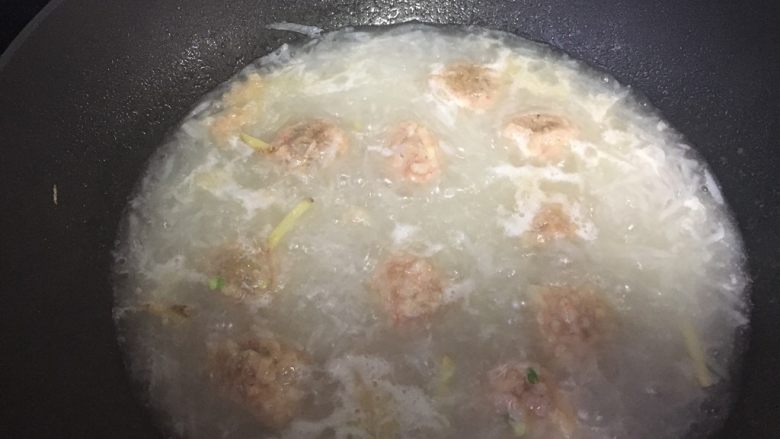好喝的萝卜虾丸汤,下锅里煮熟