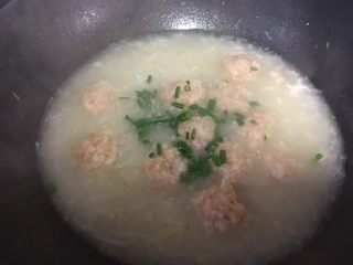 好喝的萝卜虾丸汤,撒葱花，鸡精出锅