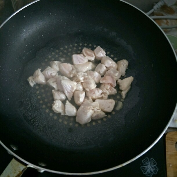 咖喱鸡肉便当+小熊便当,锅里倒适量油烧热，下入鸡胸肉滑炒