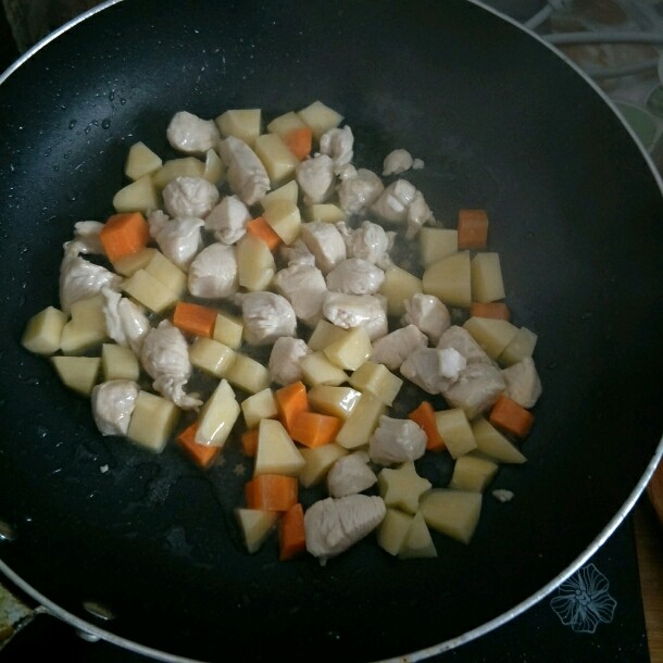 咖喱鸡肉便当+小熊便当,下入胡萝卜、土豆翻炒