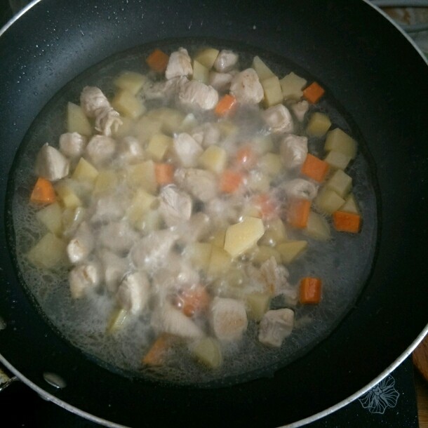 咖喱鸡肉便当+小熊便当,加入适量水煮开，煮到土豆软烂