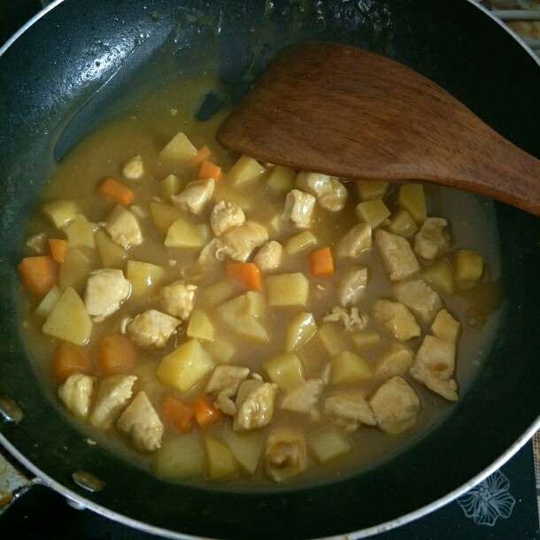 咖喱鸡肉便当+小熊便当,煮到咖喱化开，汤汁浓稠即可
